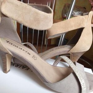 Elegant Tan and Gold Heels with Shimmering Straps